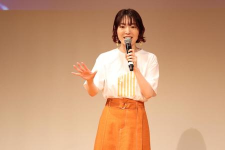 　「ダレハナ」Ｔシャツを着て登場した花澤香菜