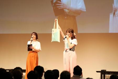 　ファンのトートバッグを壇上で披露する山崎怜奈（右）と花澤香菜