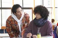 　菅田将暉（右）と共演