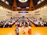 　ファンとともに記念撮影を行った（左から）かかずゆみ、山崎怜奈、花澤香菜