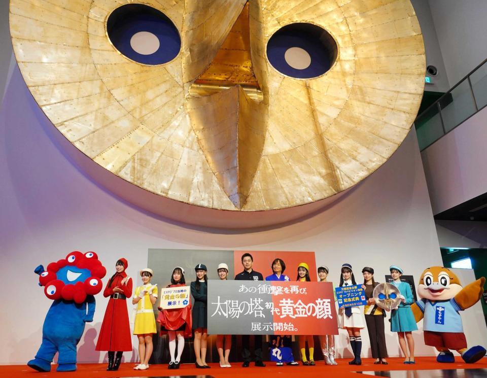 　初代「黄金の顔」の下に並ぶＮＭＢ４８のメンバー