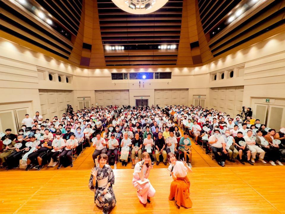 　ファンとともに記念撮影を行った（左から）かかずゆみ、山崎怜奈、花澤香菜