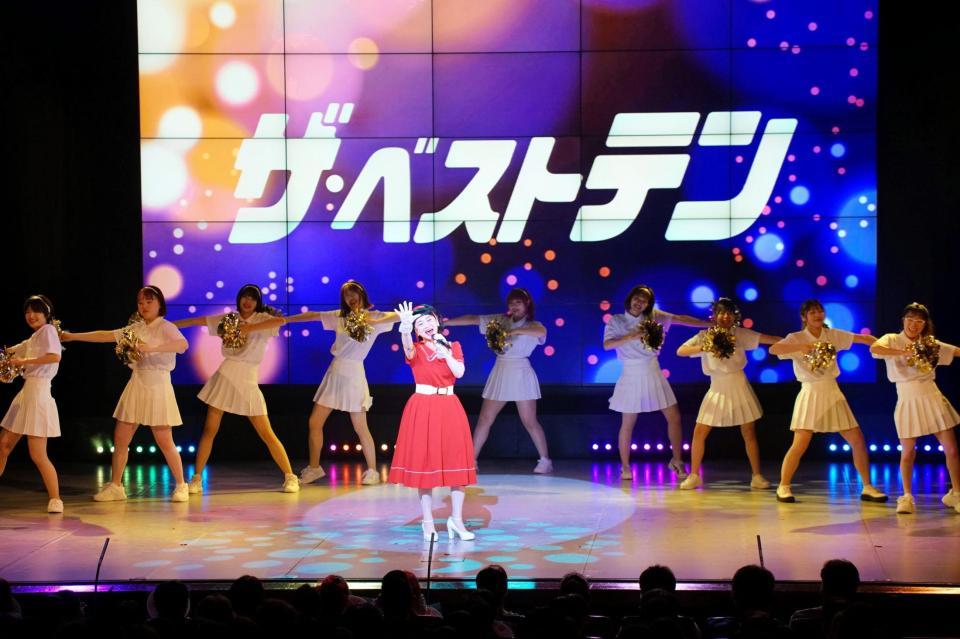 　還暦記念公演でソロデビュー曲「めっせいじ」を「ザ・ベストテン」風ステージで披露した未知やすえ