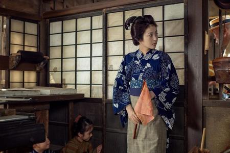 子どもふたりのそばで、何者かの様子を伺う寿恵子（浜辺美波）