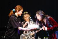 誕生日ケーキサプライズを受け、ケーキのろうそくを吹き消す篠原涼子（撮影：佐藤薫）