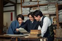 万太郎（神木隆之介・左）は藤丸（前原瑞樹・中央）、波多野（前原滉）との再会を喜んで…