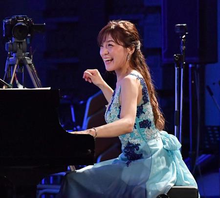 　華麗にピアノを演奏した高木里代子（撮影・佐々木彰尚）