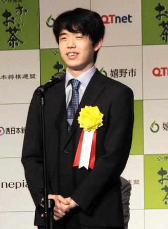 　前夜祭でにこやかにあいさつする藤井聡太王位