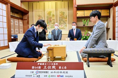 　前日検分を行う藤井聡太王位（手前左）と佐々木大地七段（手前右）＝日本将棋連盟提供