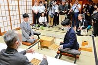 　前日検分を行う藤井聡太王位（手前右）と佐々木大地七段（手前左）＝日本将棋連盟提供