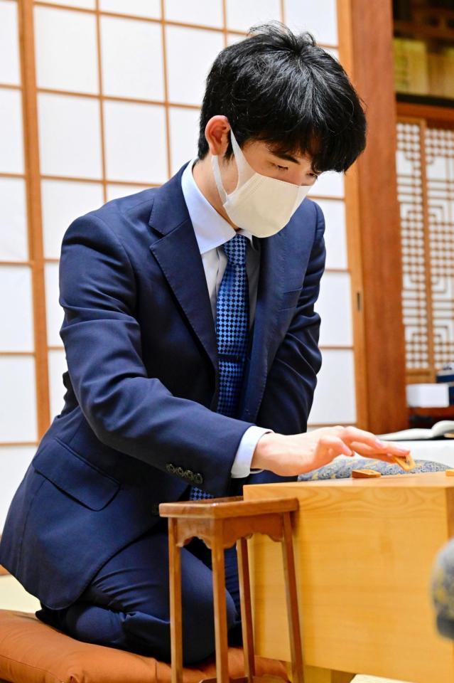 　前日検分を行う藤井聡太王位＝日本将棋連盟提供