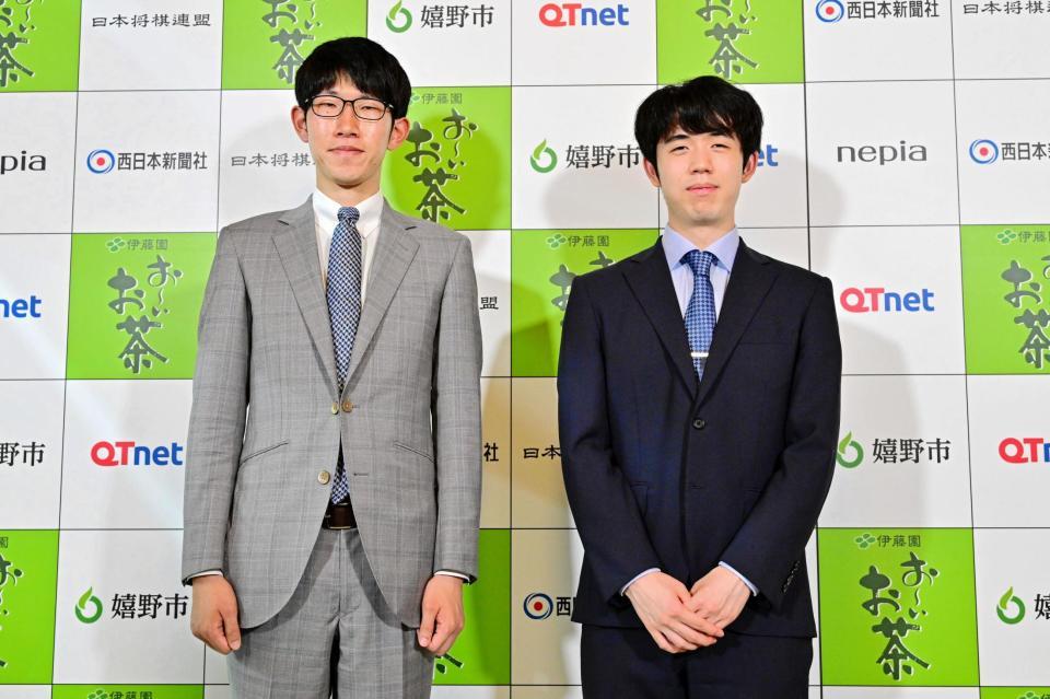 　対局に臨む藤井聡太王位（右）と佐々木大地七段＝日本将棋連盟提供