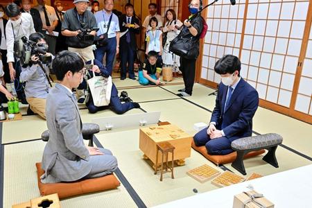 　前日検分を行う藤井聡太王位（手前右）と佐々木大地七段（手前左）＝日本将棋連盟提供