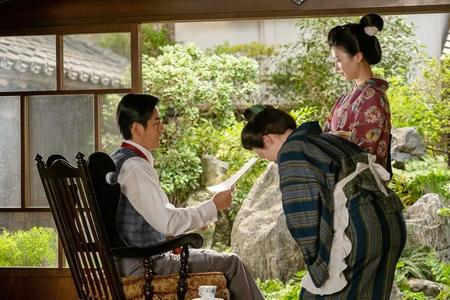 田邊のもとにある知らせが届く。左から、田邊（要潤）、妻の聡子（中田青渚）