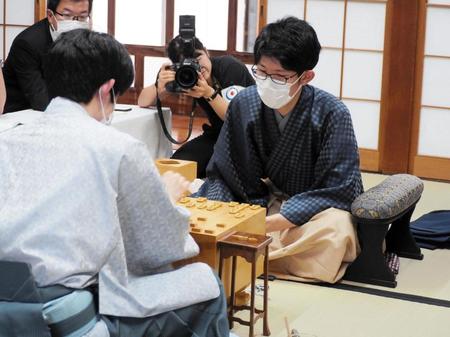 　シリーズ初勝利を掴んだ佐々木大地七段