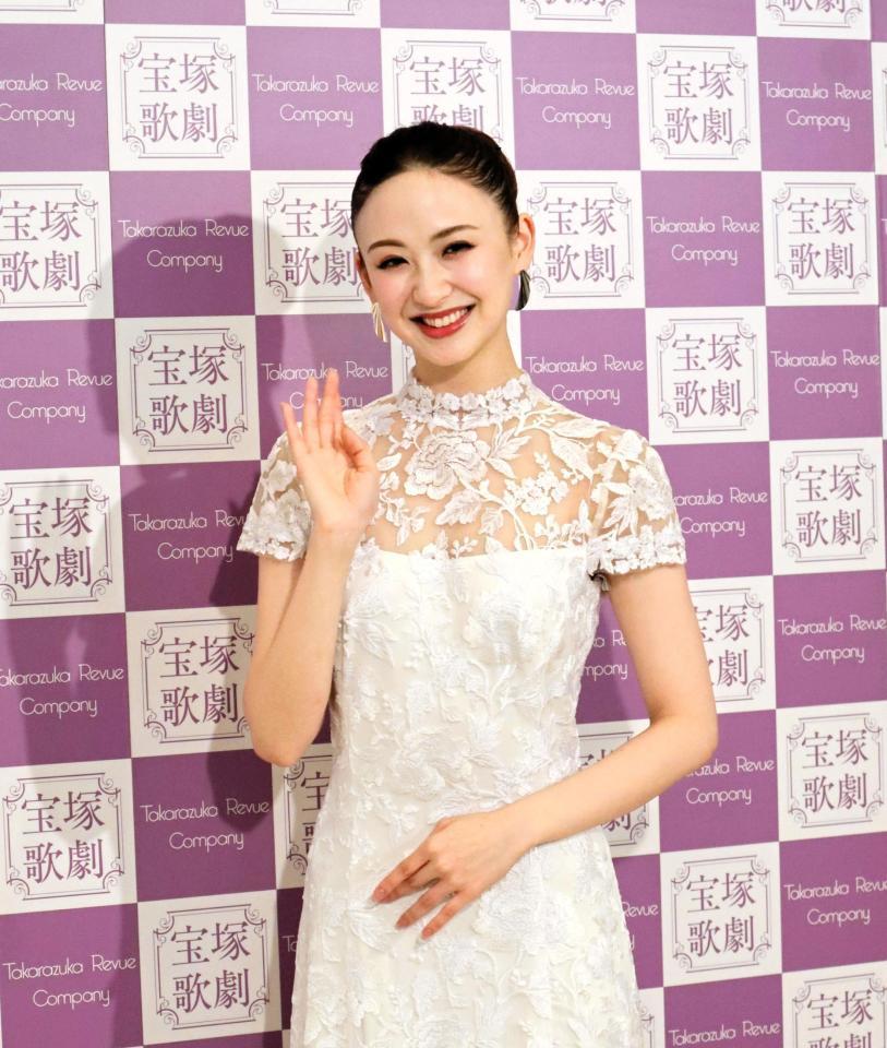 　退団会見した花組トップ娘役・星風まどか