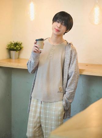 　自身がプロデュースを手がけたルームウェアを着用する松島聡