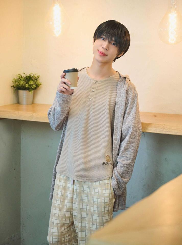 　自身がプロデュースを手がけたルームウェアを着用する松島聡