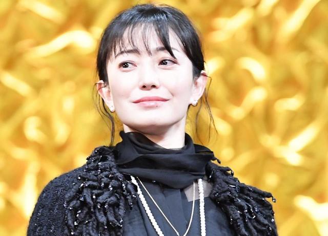 菅野美穂４５歳 暴れる、野獣の顔でガラス食い、断崖で「アリーナー！」 川口春奈「断ってください」 ネット爆笑「ウケる」/芸能/デイリースポーツ  online