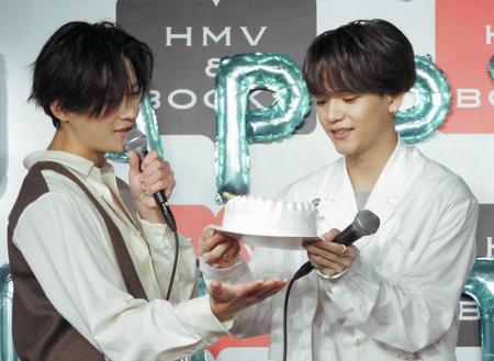 　誕生日を迎えた中島颯太（右）へ誕生日ケーキを渡す八木勇征