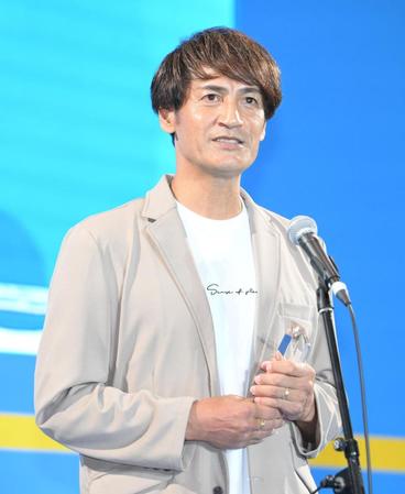 　受賞式に登場した本並健治（撮影・伊藤笙子）