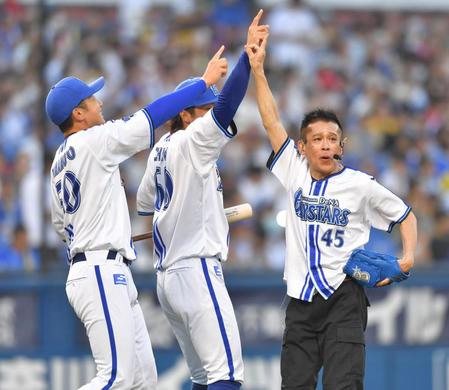 　優勝を決め、喜ぶ柳沢慎吾（右）＝撮影・西岡正