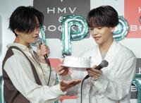 　誕生日を迎えた中島颯太（右）へ誕生日ケーキを渡す八木勇征