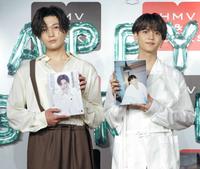 　それぞれの写真集を手に笑顔を見せる中島颯太（右）と八木勇征