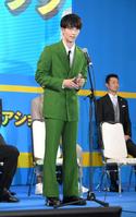 　受賞式に登場した野村康太（撮影・伊藤笙子）