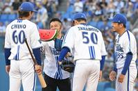 　試合前、寸劇を繰り広げる柳沢慎吾（左から２人目）＝撮影・高部洋祐