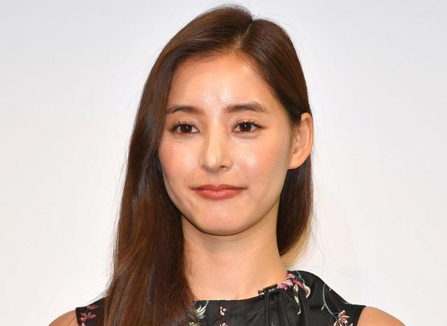 新木優子「ユニバ来てたの？」近距離人混みショット「え？バレへんの？」友人作「細三つ編み」×ブラックコーデ