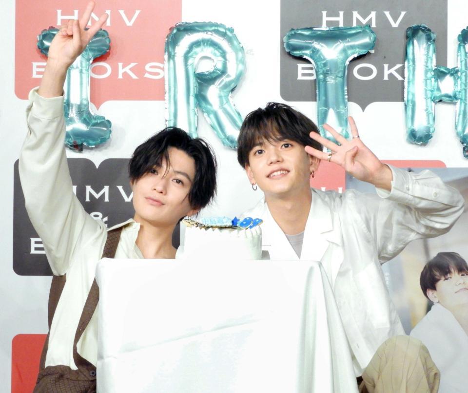 　ケーキを前にし「２４」ポーズを見せる中島颯太（右）と八木勇征