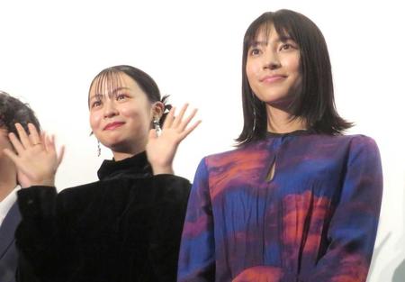　舞台あいさつした久保田紗友（右）と莉子