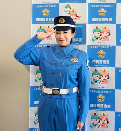 　白バイ隊の制服衣装に身を包み敬礼する三船美佳