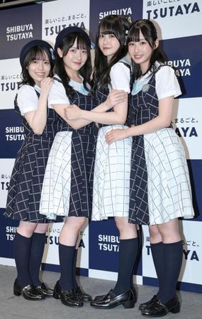 　仲良く抱き合うＳＴＵ４８の（左から）岩田陽菜、石田千穂、中村舞、沖侑果（撮影・吉澤敬太）