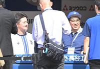 　試合前、牧（左）と談笑する石橋貴明（撮影・高部洋祐）