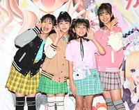 　ちゃおガールの（左から）中江ほの、泉沙和香、大島美優に祝福され笑顔のめいささん（右から２人目）＝撮影・金田祐二