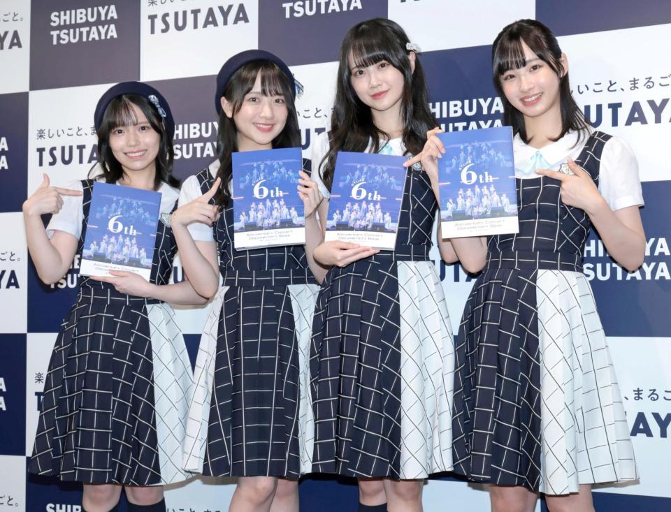 　写真集をアピールするＳＴＵ４８の（左から）岩田陽菜、石田千穂、中村舞、沖侑果（撮影・吉澤敬太）