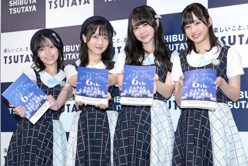 　写真集を差し出すＳＴＵ４８の（左から）岩田陽菜、石田千穂、中村舞、沖侑果（撮影・吉澤敬太）