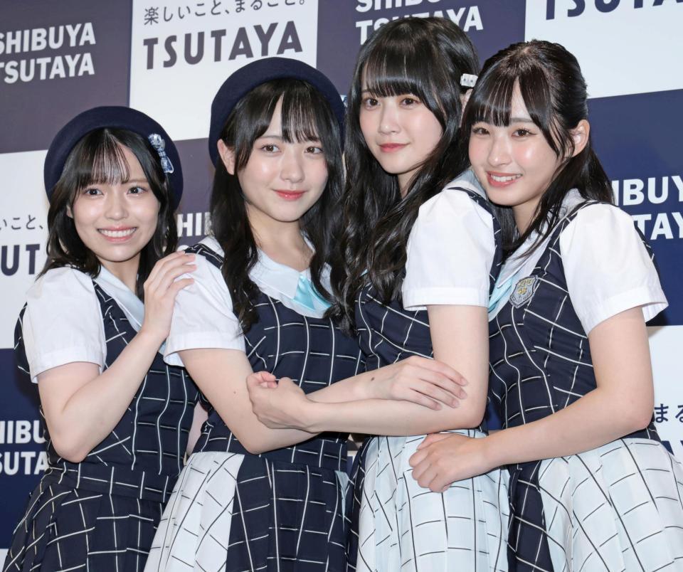 　仲良く抱き合うＳＴＵ４８の（左から）岩田陽菜、石田千穂、中村舞、沖侑果（撮影・吉澤敬太） 