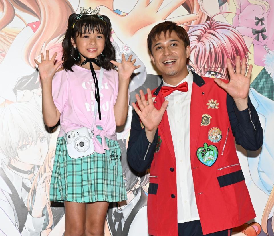 　グランプリを獲得し木村昴と笑顔でポーズを決めるめいささん（撮影・金田祐二）