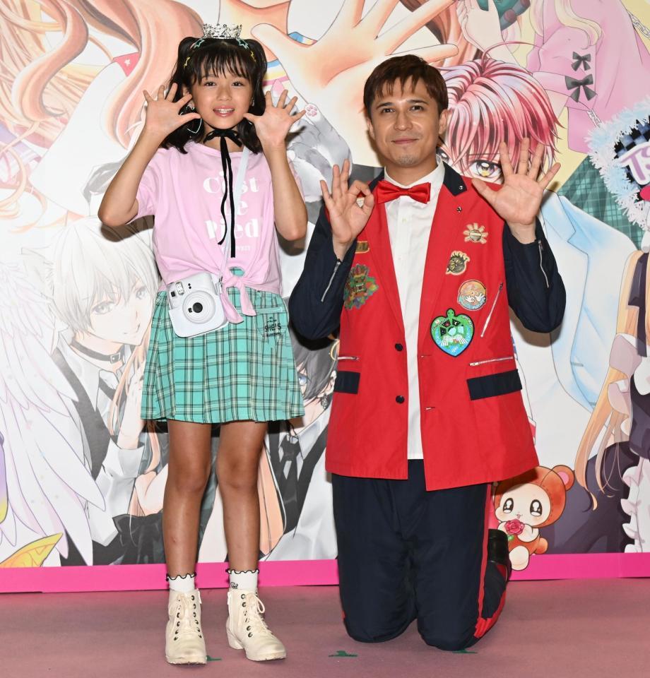 　グランプリを獲得し木村昴と笑顔でポーズを決めるめいささん（撮影・金田祐二）