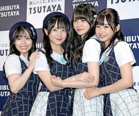 　仲良く抱き合うＳＴＵ４８の（左から）岩田陽菜、石田千穂、中村舞、沖侑果（撮影・吉澤敬太）