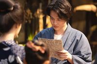 長屋を訪ねた田邊の妻・聡子。左から、聡子（中田青渚）、万太郎（神木隆之介）、寿恵子（浜辺美波）