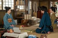 長屋を訪ねた田邊の妻・聡子。左から、聡子（中田青渚）、万太郎（神木隆之介）、寿恵子（浜辺美波）