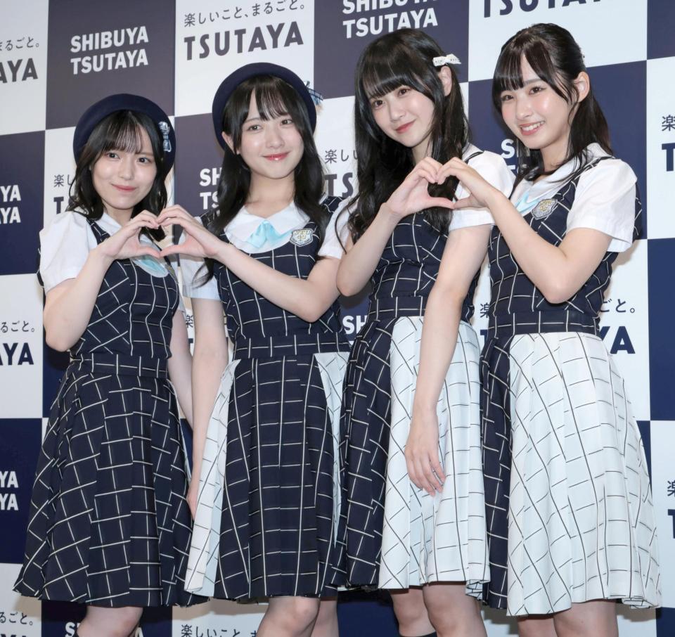 　４人でハートマークを作るＳＴＵ４８の（左から）岩田陽菜、石田千穂、中村舞、沖侑果（撮影・吉澤敬太）