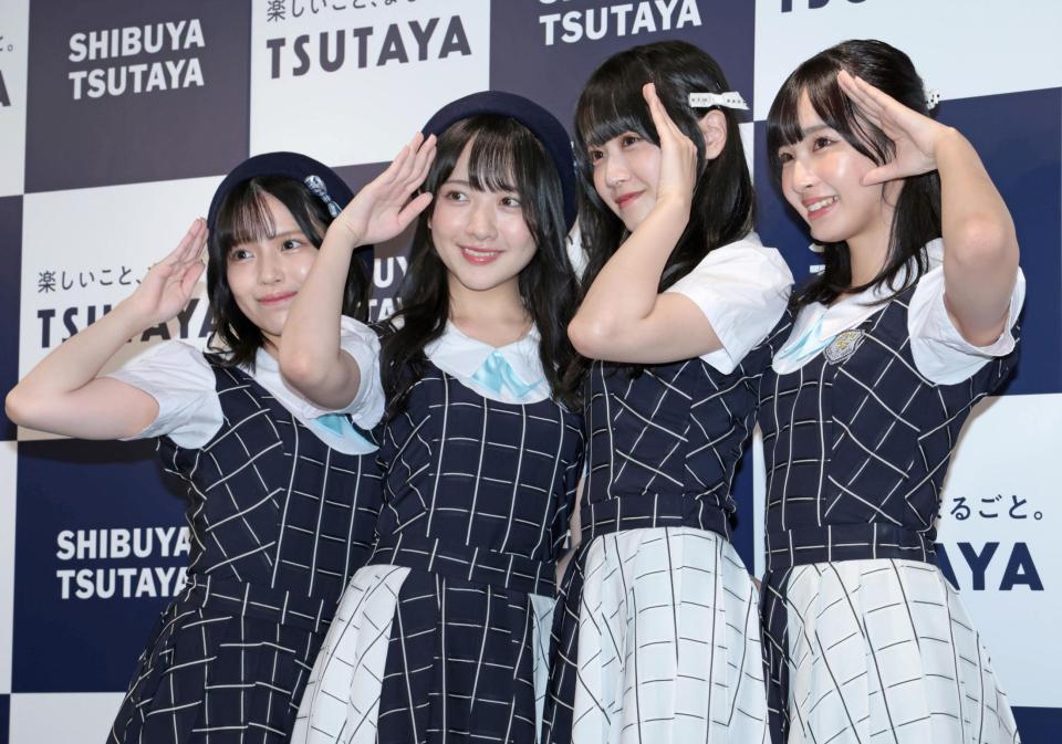 　かわいらしくポーズを決めるＳＴＵ４８の（左から）岩田陽菜、石田千穂、中村舞、沖侑果（撮影・吉澤敬太）