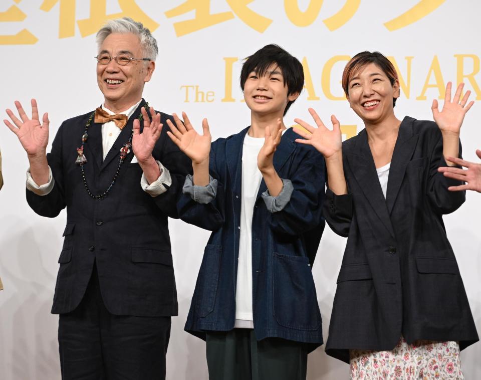 　笑顔で手を振る（左から）イッセー尾形、寺田心、安藤サクラ（撮影・金田祐二）