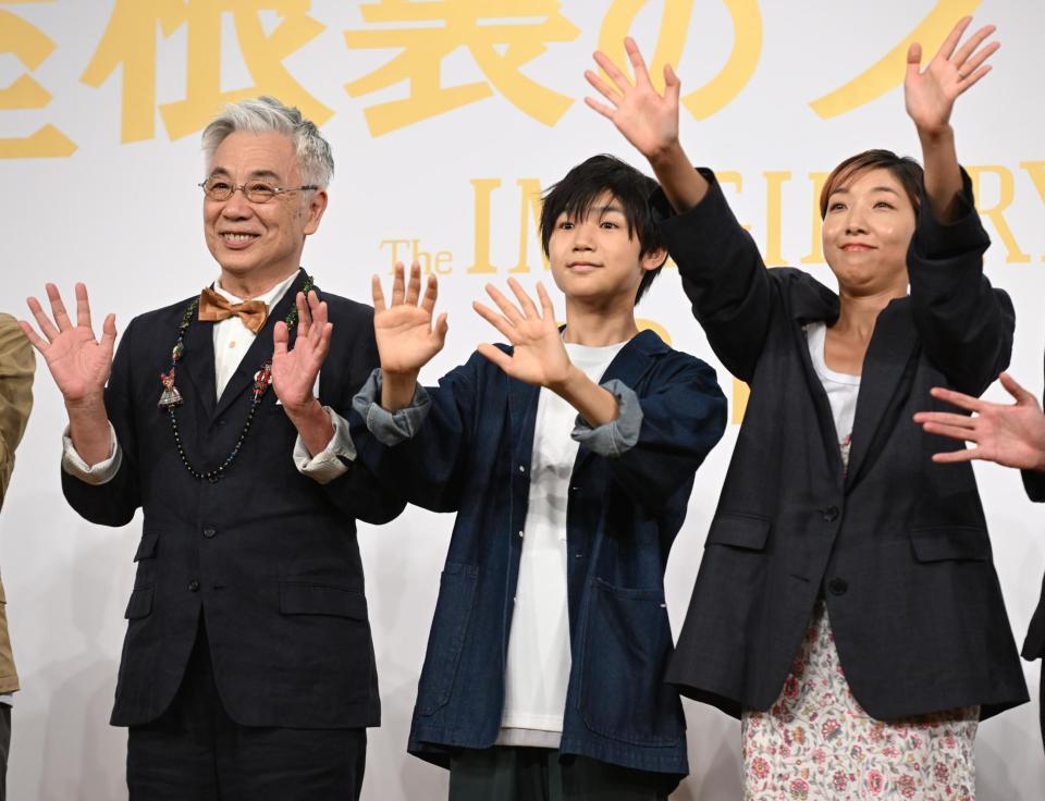 　笑顔で手を振る（左から）イッセー尾形、寺田心、安藤サクラ（撮影・金田祐二）