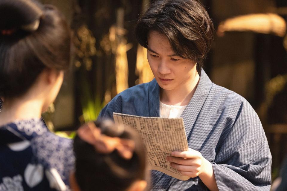 長屋を訪ねた田邊の妻・聡子。左から、聡子（中田青渚）、万太郎（神木隆之介）、寿恵子（浜辺美波）